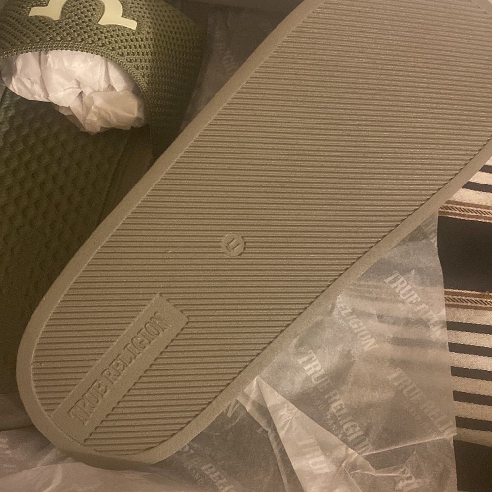 Authentic Men True Religion Slides! Great Price for retailers 🔥🔥2/45$ - Picture 2 of 4